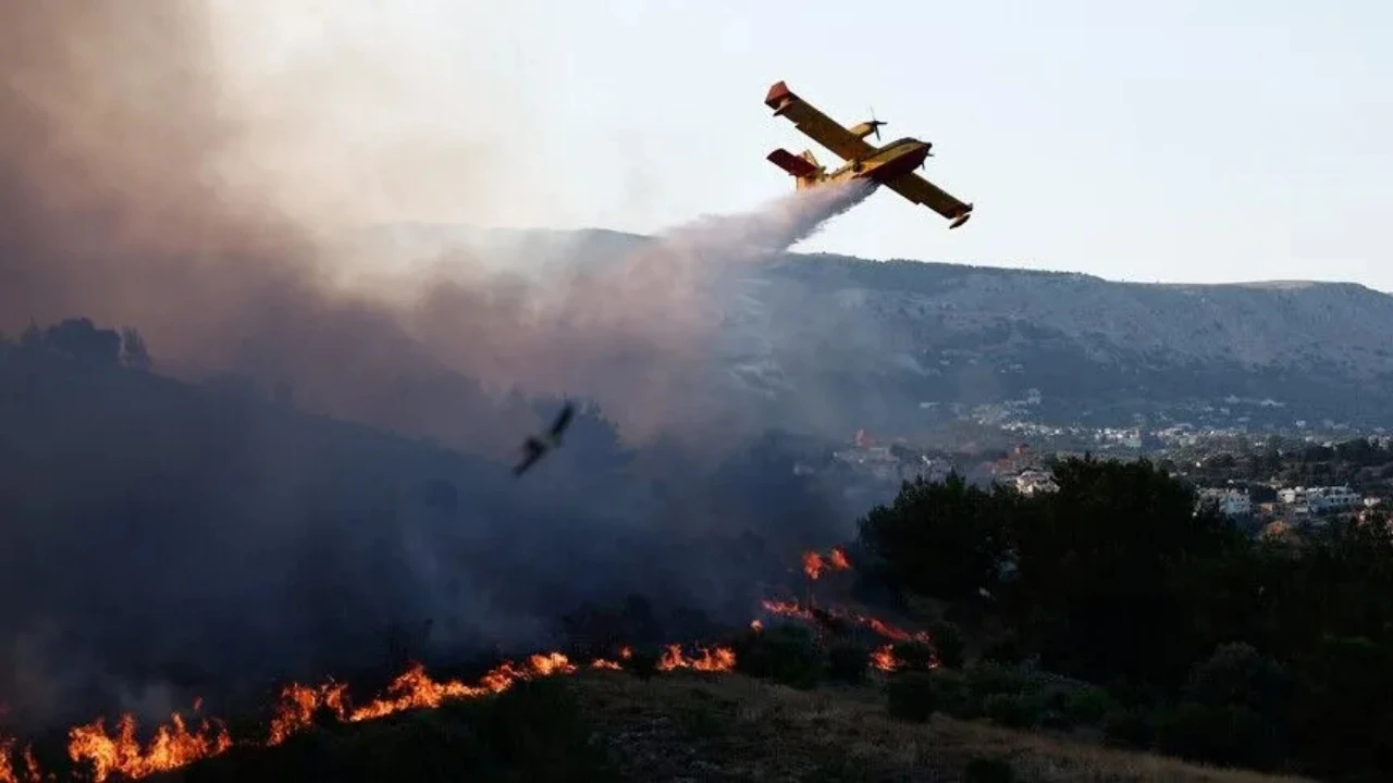 Yunanistan’ın Halkidiki bölgesindeki yangın evlere sıçradı